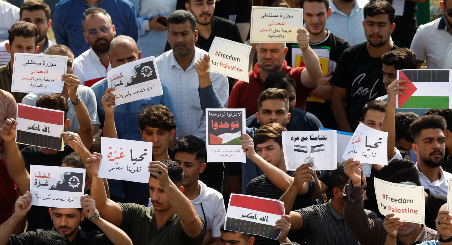 العراقيون يتجمعون خلال احتجاج لدعم الفلسطينيين في الموصل اليوم (رويترز)