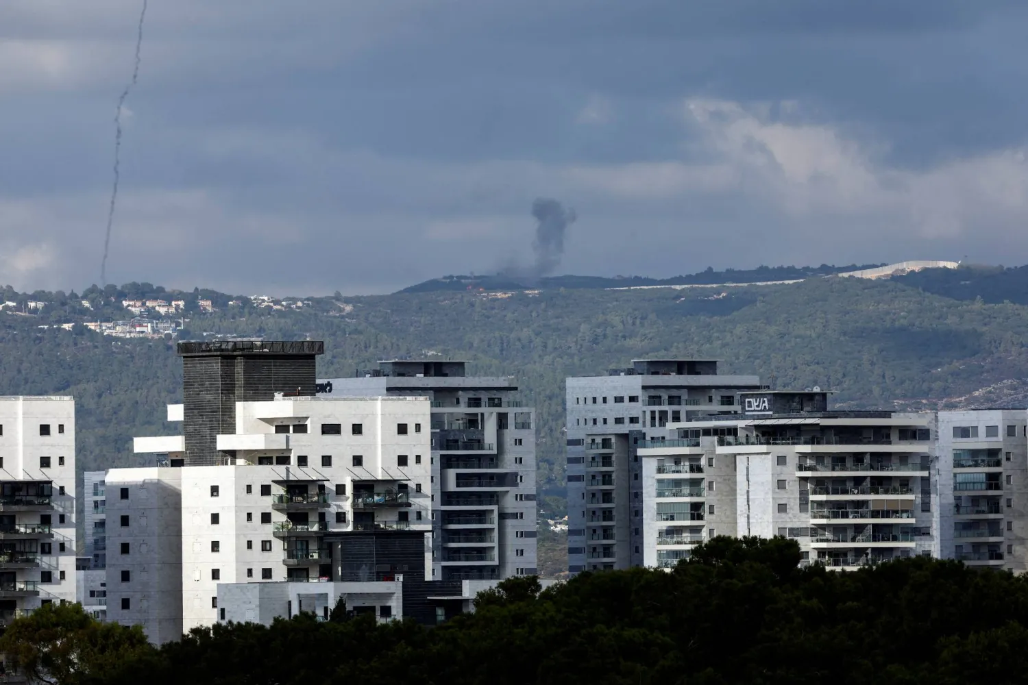 تصاعد الدخان فوق جزء من لبنان جراء القصف المتبادل على الحدود مع إسرائيل (رويترز)