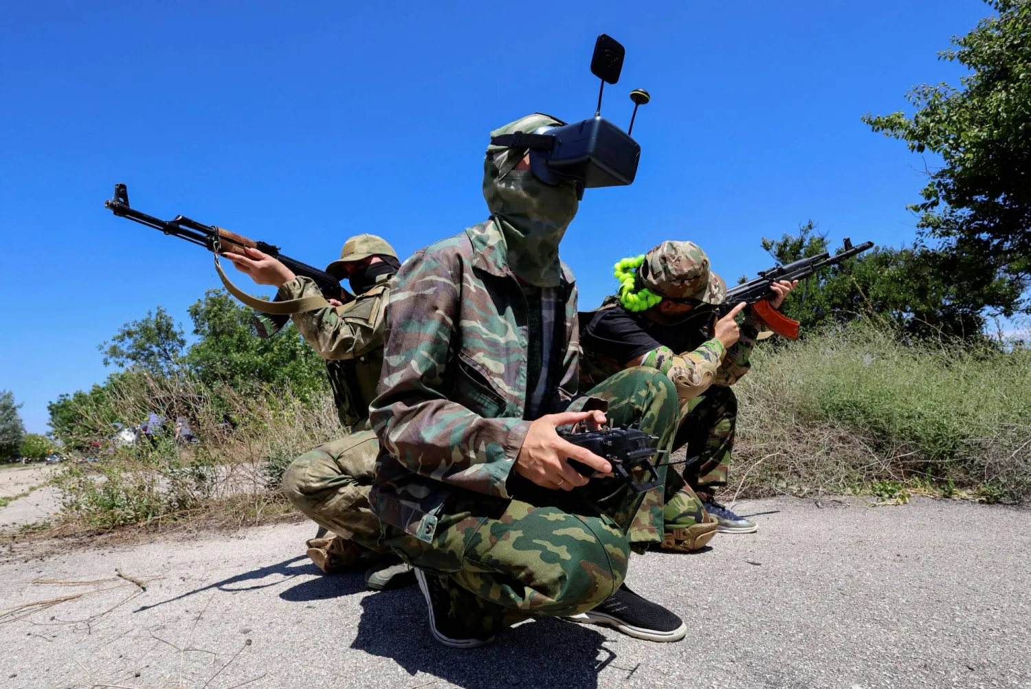 مجندات روسيات يتدربن في القرم (رويترز)