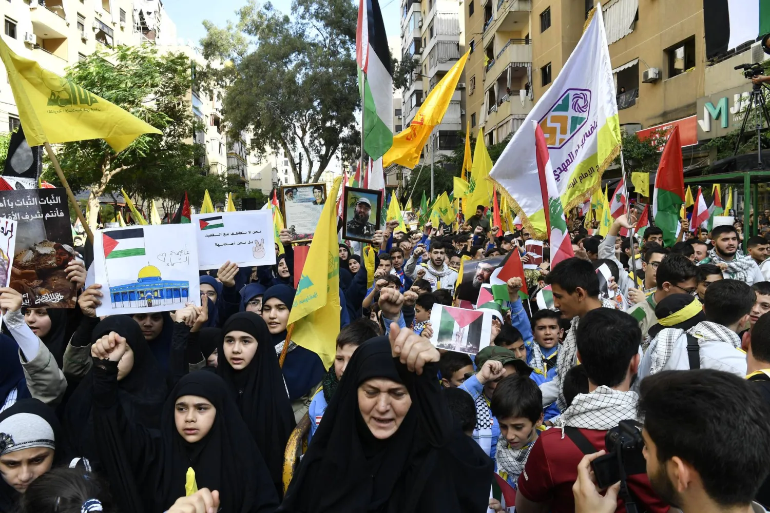 مناصرون لـ«حزب الله» في مظاهرة في بيروت احتجاجاً على الغارات الإسرائيلية على غزة (إ.ب.أ)