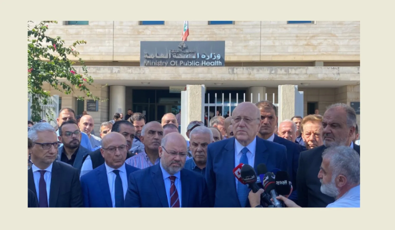 الرئيس نجيب ميقاتي في الوقفة التضامنية استنكاراً لقصف المستشفى في غزة (الوكالة الوطنية)