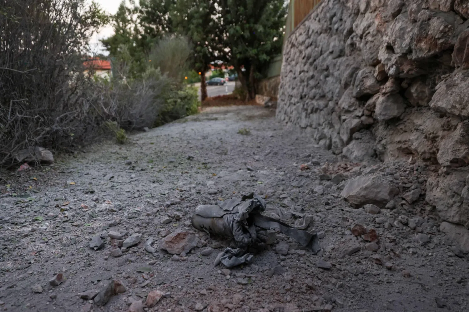 صورة تظهر شظايا صاروخ أُطلق من لبنان على بلدة كريات شمونة شمال إسرائيل بالقرب من الحدود مع لبنان 18 أكتوبر 2023 (أ.ف.ب)