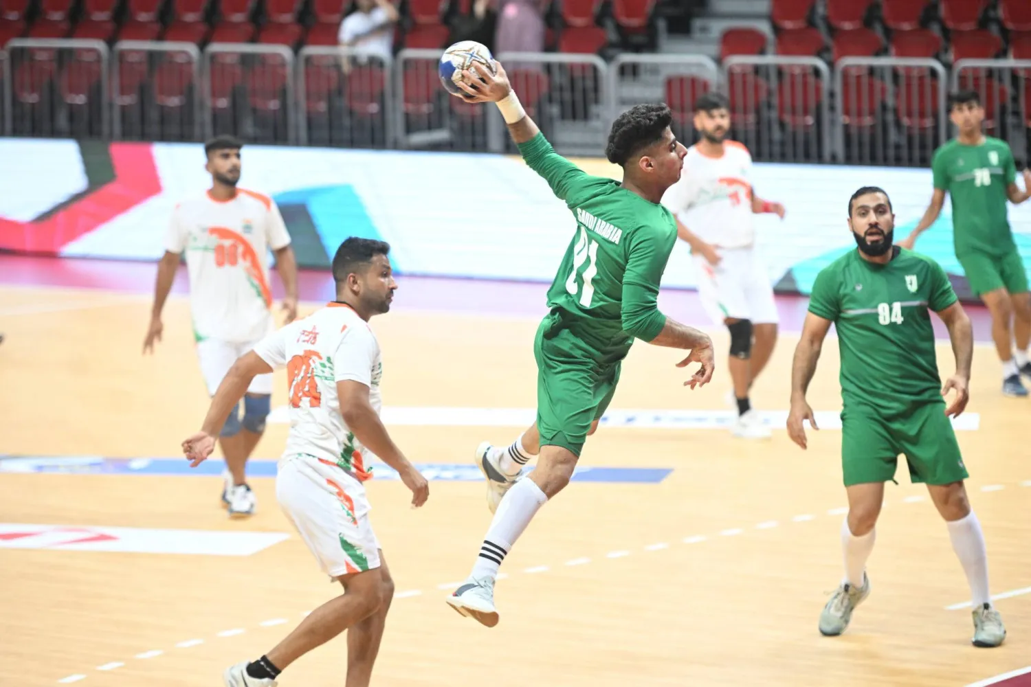 من مباراة المنتخب السعودي لكرة اليد أمام نظيره الهندي (الشرق الأوسط)