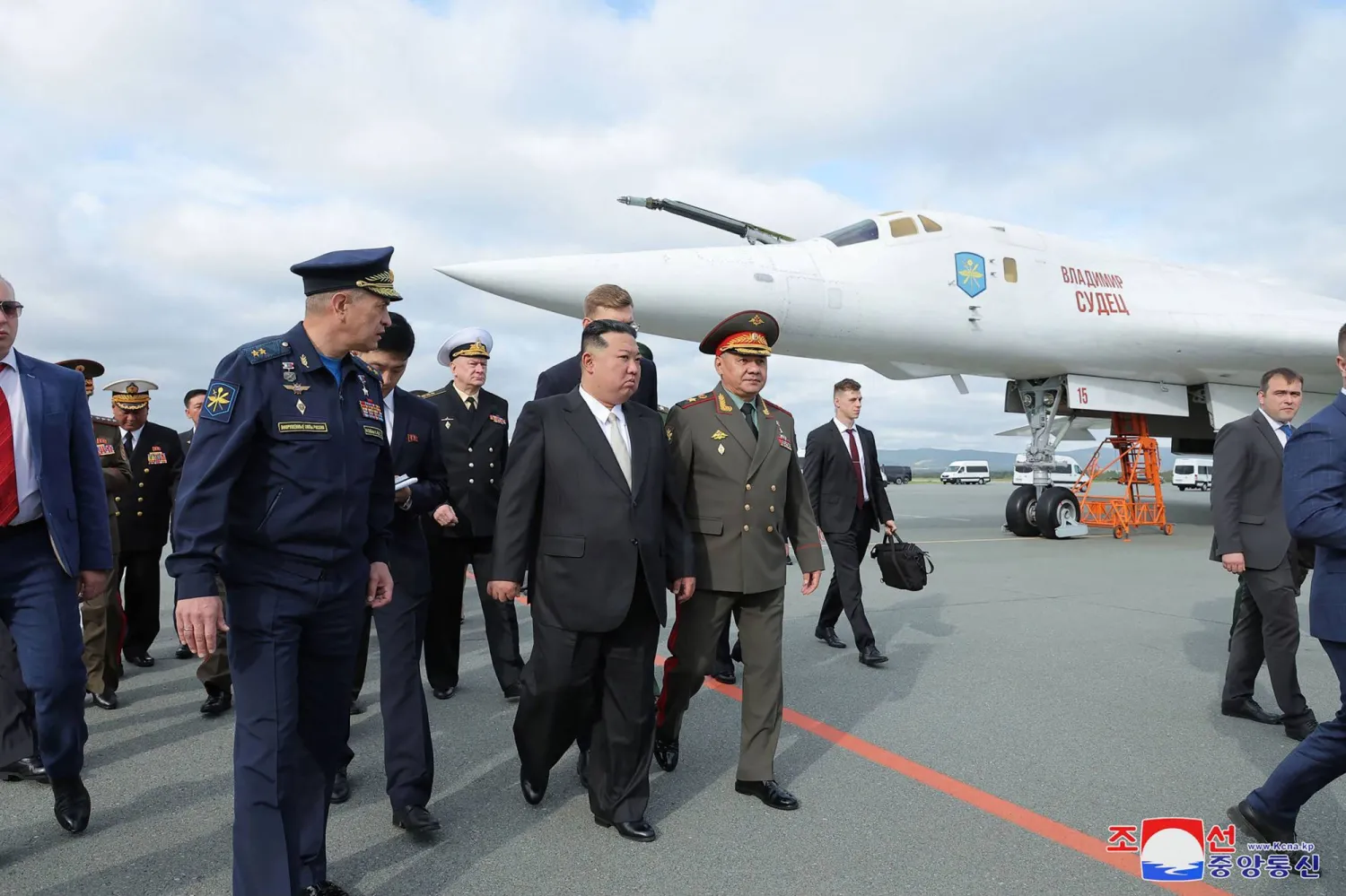 أرشيفية لكيم جونغ أون برفقة سيرغي شويغو خلال زيارته لقاعدة قرب فلاديفوستوك (وكالة أنباء كوريا الشمالية)