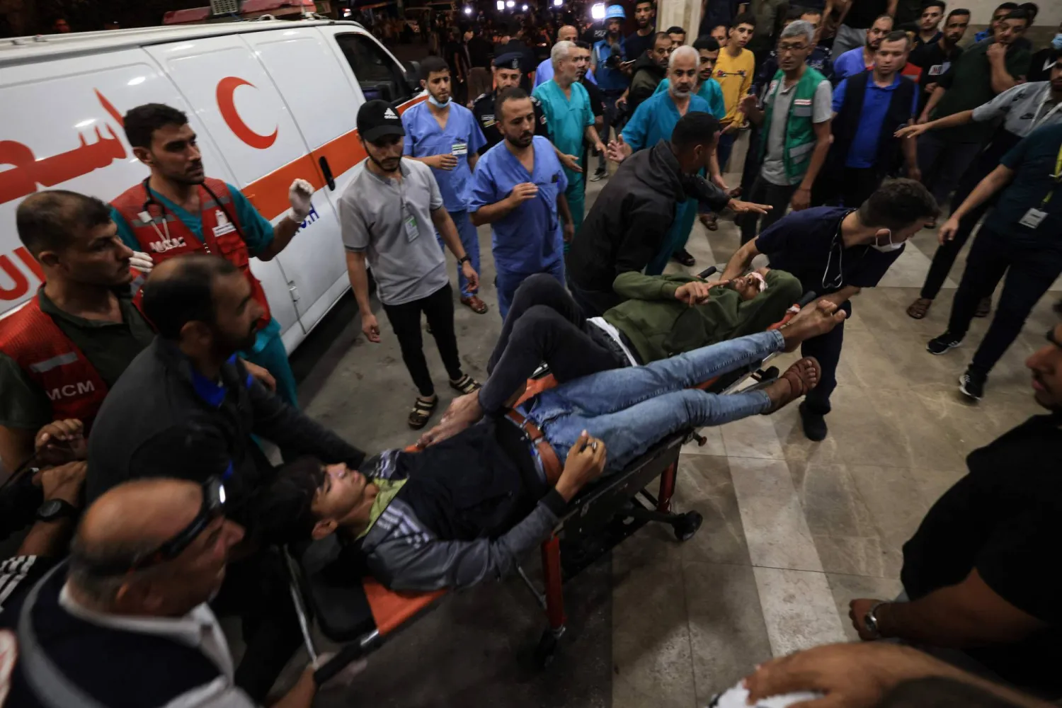 نقل جرحى إلى المستشفى بعد غارة إسرائيلية على خان يونس في جنوب قطاع غزة (أ.ف.ب)