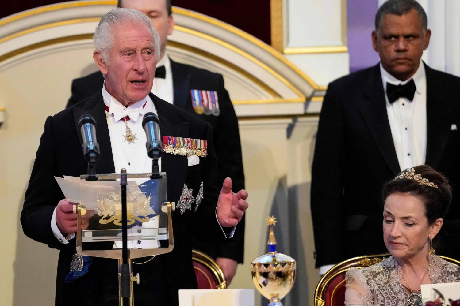 ملك بريطانيا تشارلز الثالث يلقي كلمة خلال مأدبة عشاء في «مانشن هاوس» في لندن (أ.ف.ب)