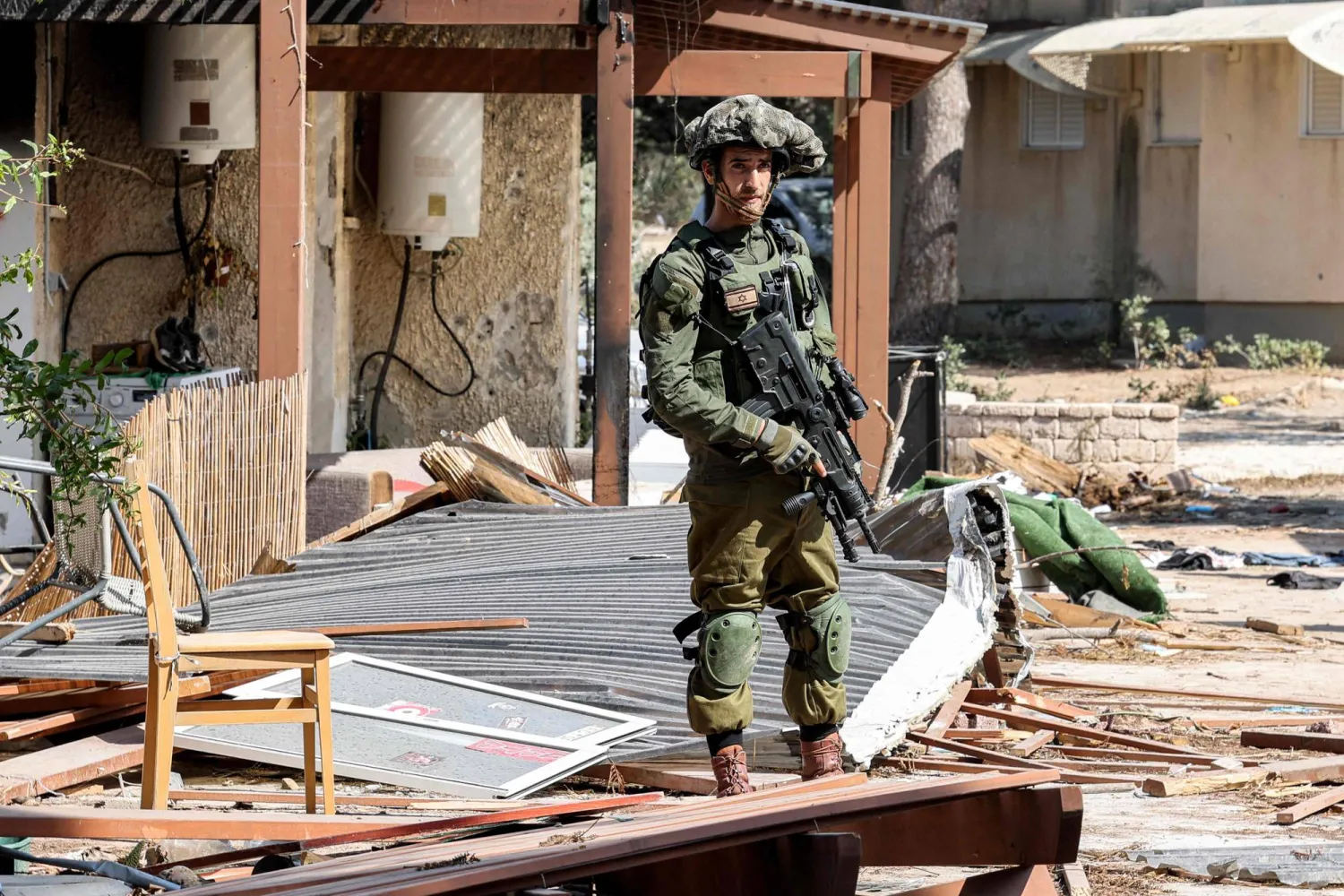 جندي إسرائيلي يراقب خلال دورية في جنوب إسرائيل بالقرب من قطاع غزة (أ.ف.ب)
