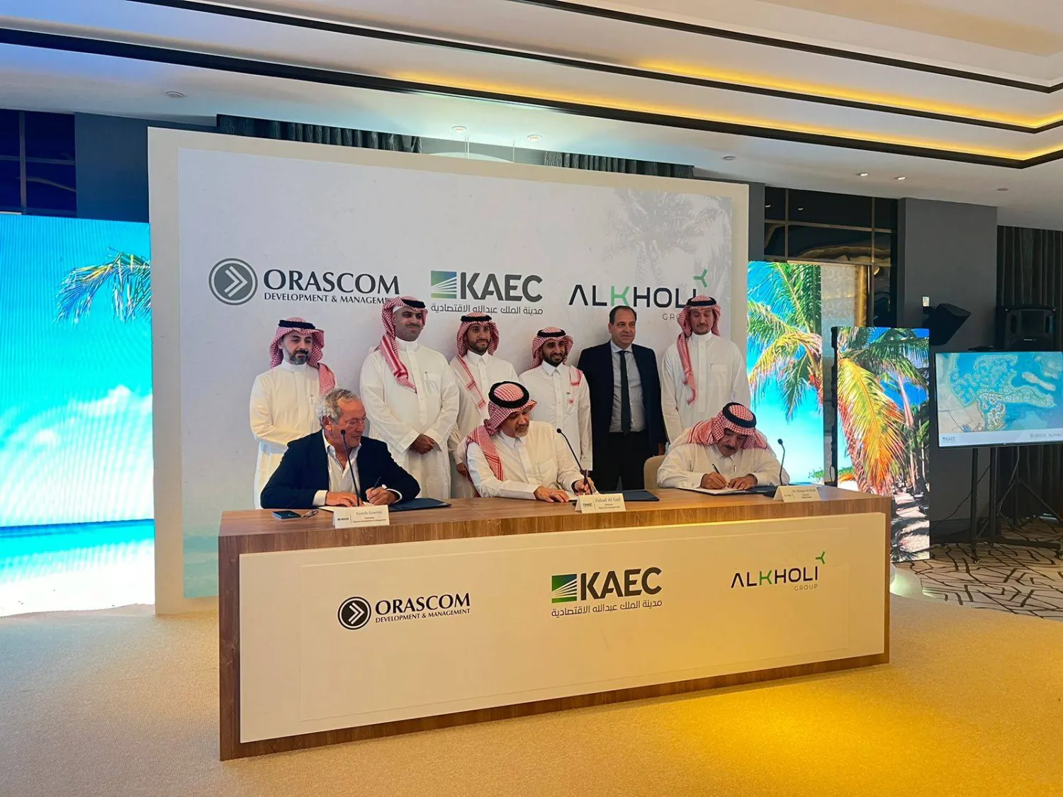 جانب من توقيع الاتفاقية في مدينة الملك عبد الله (الشرق الأوسط)