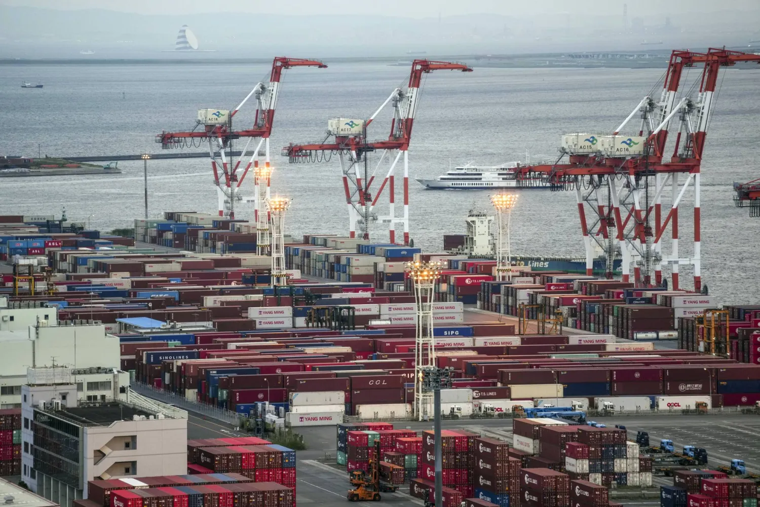 حاويات بضائع يابانية جاهزة للشحن في ميناء رئيسي بالعاصمة اليابانية طوكيو (إ.ب.أ)