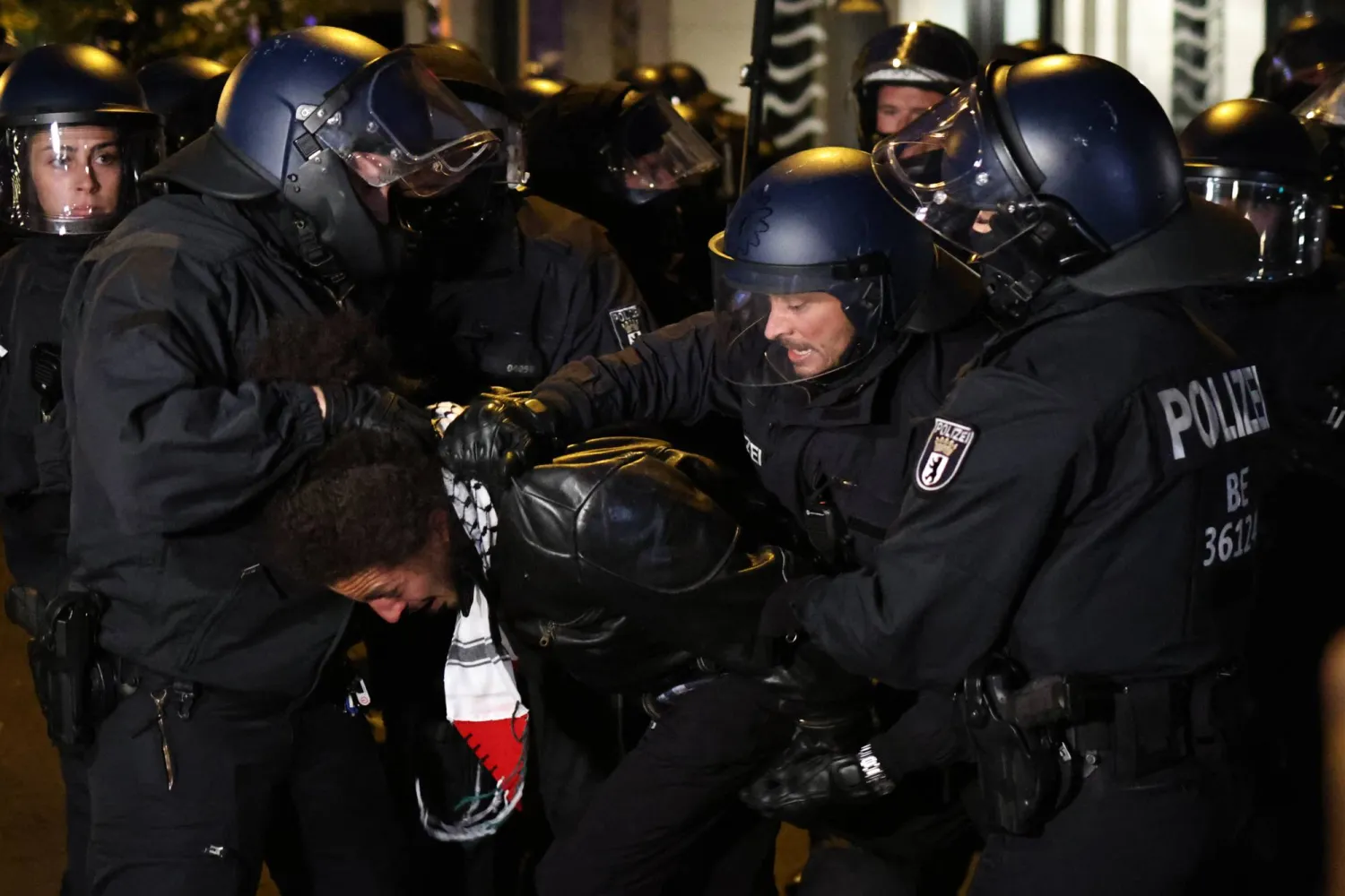 عناصر من الشرطة يعتقلون ناشطاً خلال مظاهرة تضامنية مع الفلسطينيين في برلين (إ.ب.أ)