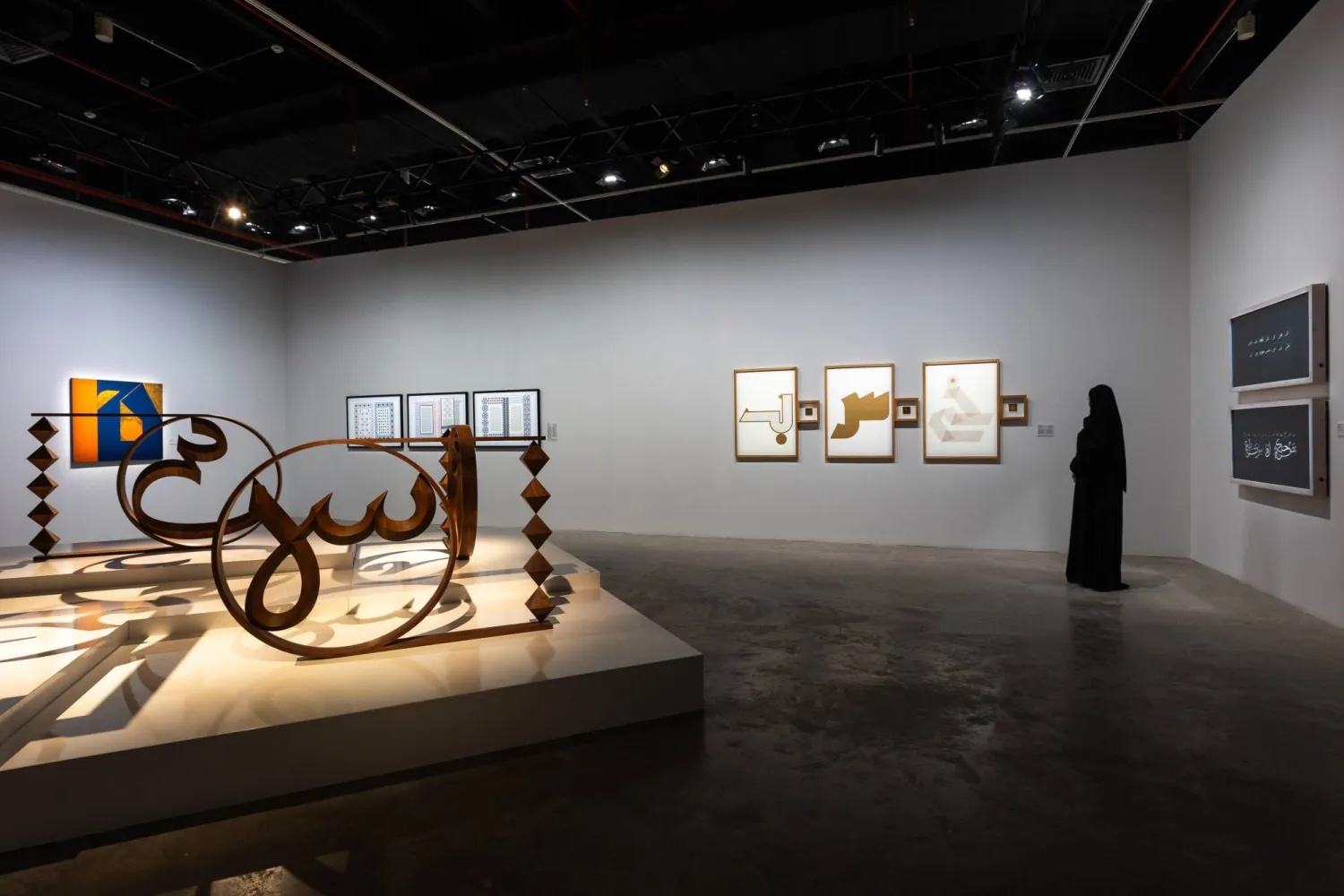 يحتوي المعرض على مخطوطات نادرة وأعمال صممت خصيصاً له (وزارة الثقافة)