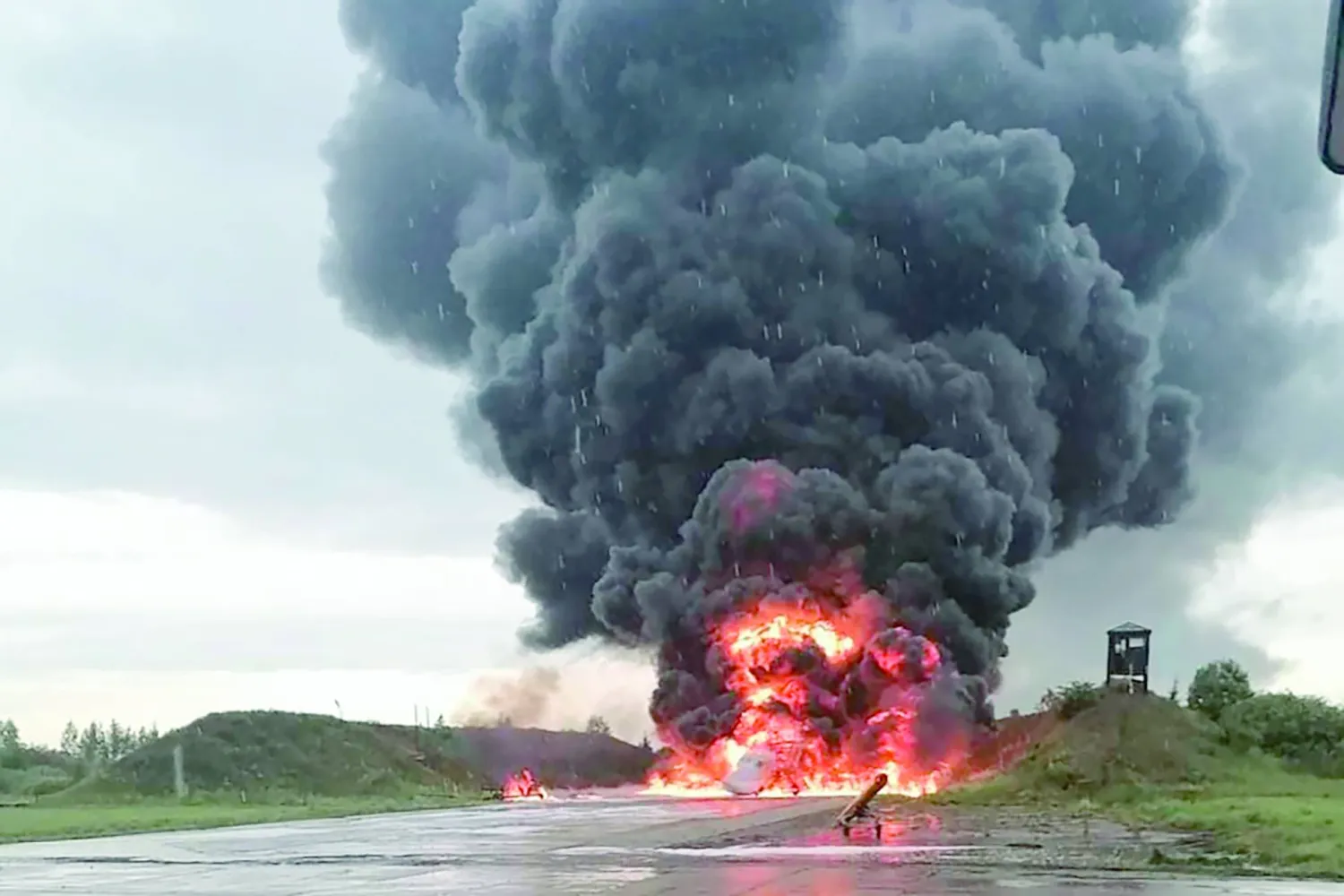 طائرة روسية تحترق إثر هجوم بمسيّرات أوكرانية على قاعدة سولتسي الجوية بإقليم نوفغورود بشمال غربي روسيا في 20 أغسطس الماضي (أ.ب)