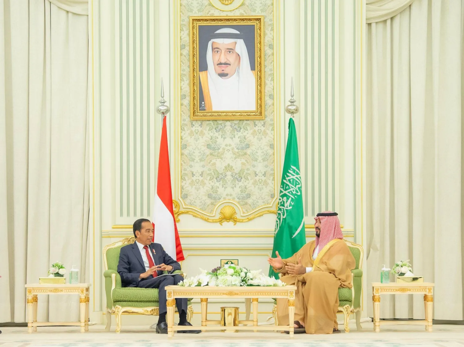 ولي العهد السعودي الأمير محمد بن سلمان والرئيس الإندونيسي جوكو ويدودو خلال جلسة مباحثات بالرياض (واس)