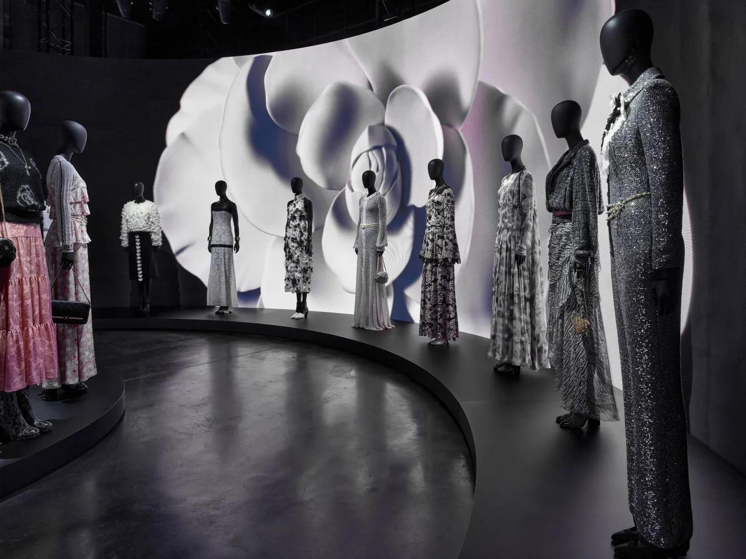 رموز الدار المتنوعة كانت حاضرة من الجاكيت إلى فساتين السهرة الناعمة (شانيل)