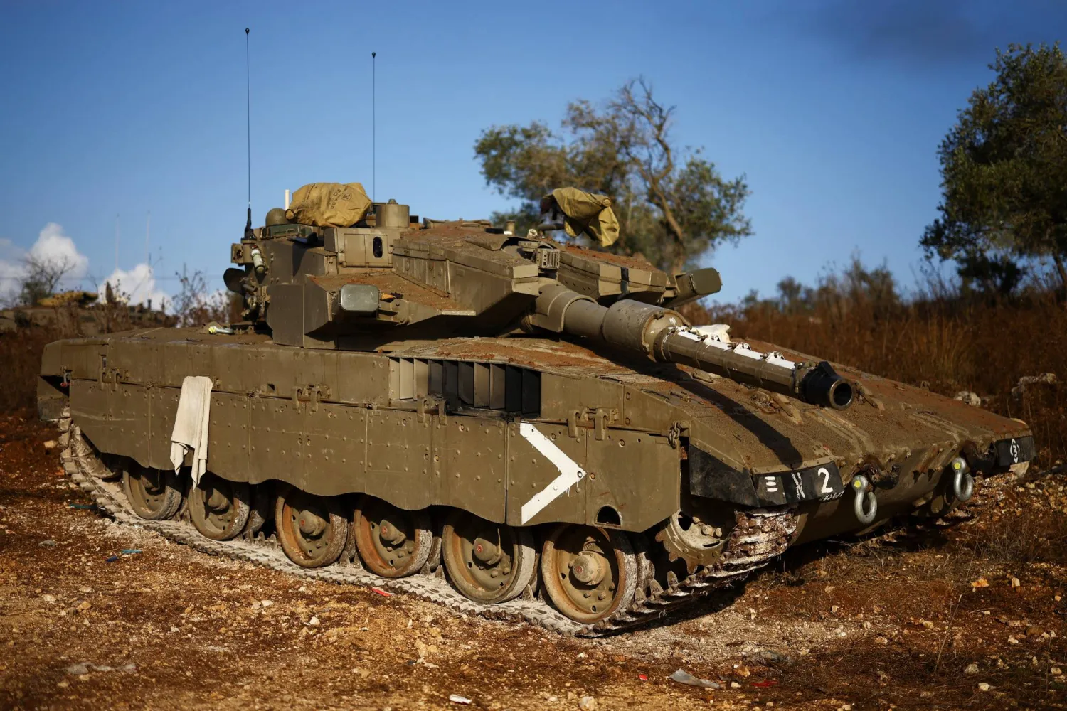 دبابة إسرائيلية قرب الحدود اللبنانية (رويترز)