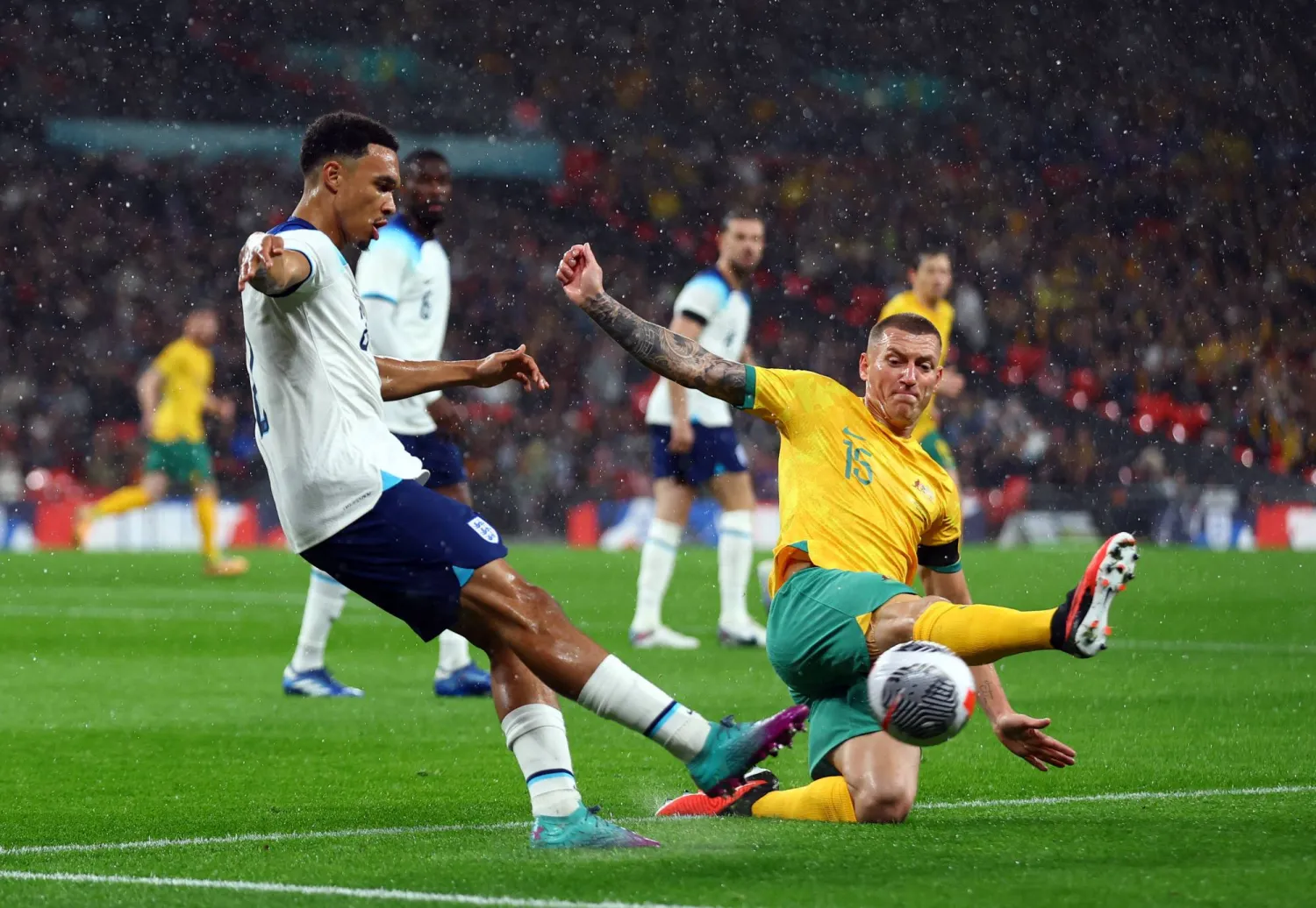 ألكسندر أرنولد قدم أداء جيدا أمام أستراليا لكن يبدو أن دوره بات محصورا على المباريات الودية (رويترز)