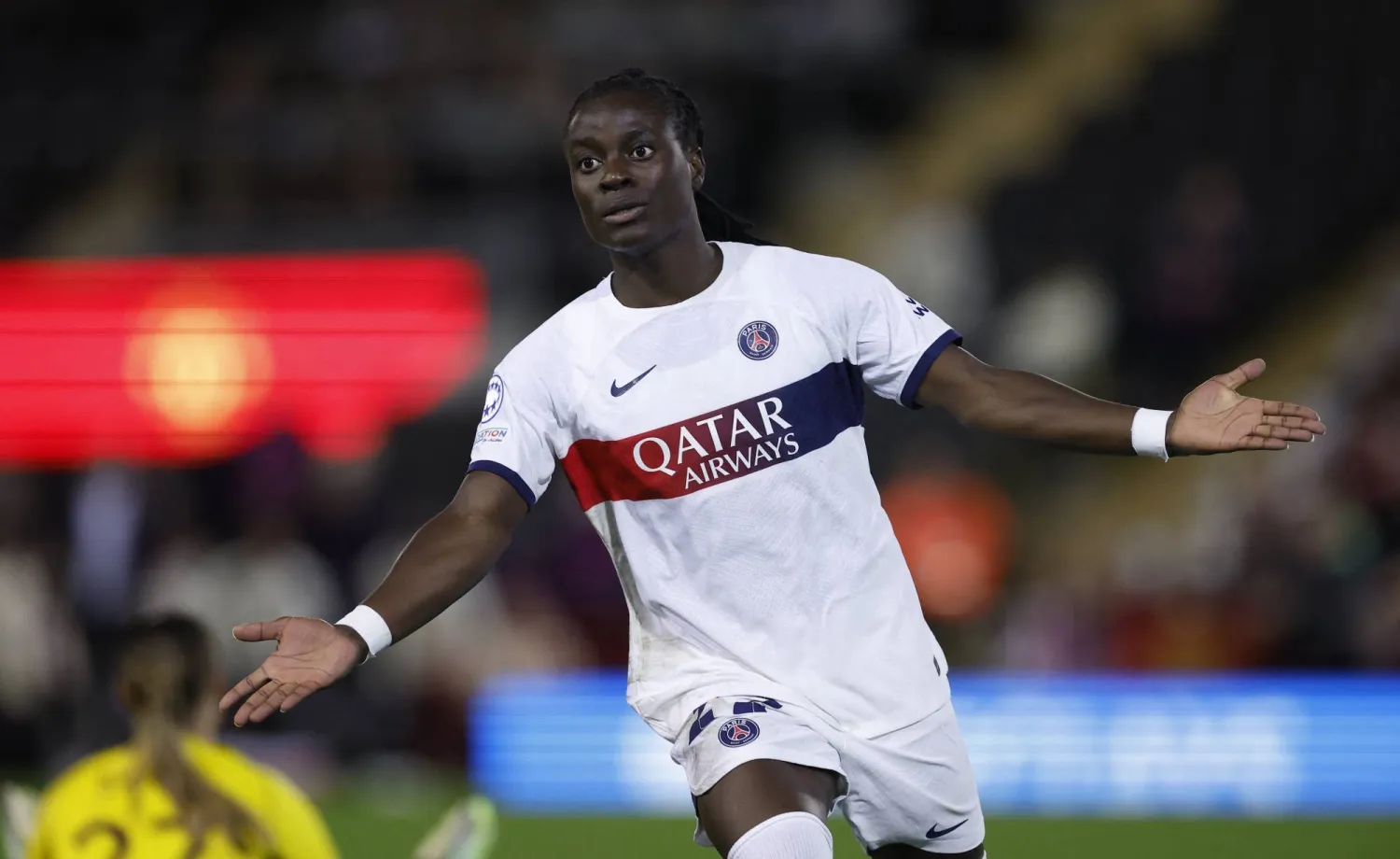 تشاوينغا مهاجمة سان جيرمان تحتفل بتسجيل هدف فوز فريقها في مواجهة مانشستر يونايتد بدوري الأبطال للسيدات (رويترز)