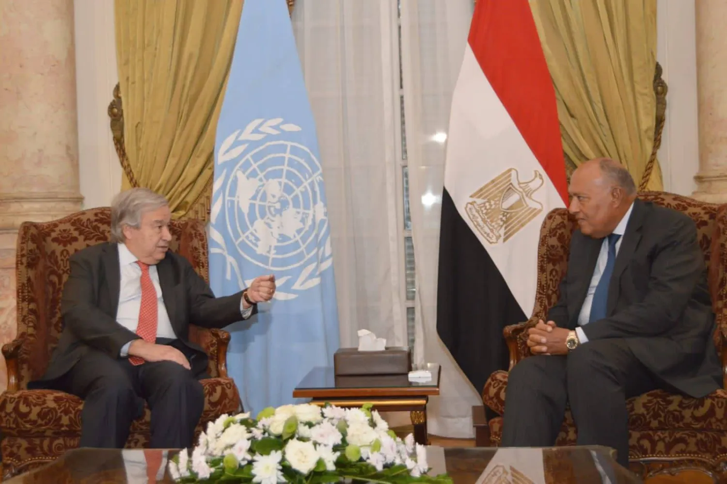 وزير الخارجية المصري سامح شكري خلال لقائه الأمين العام للأمم المتحدة أنطونيو غوتيريش في القاهرة (الخارجية المصرية)