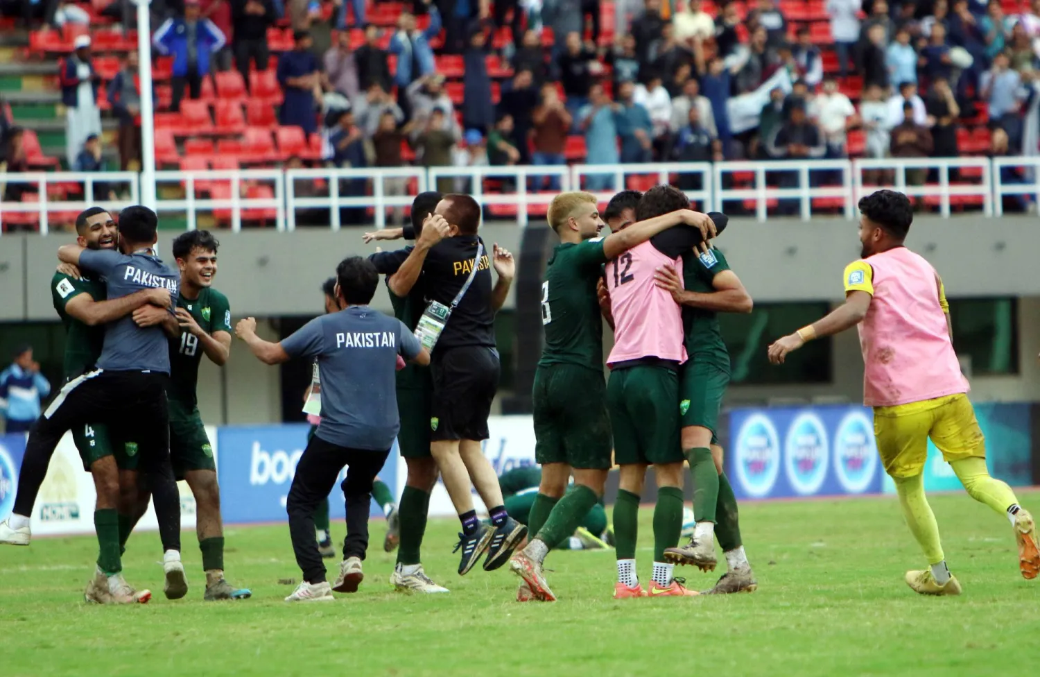 فرحة لاعبي منتخب باكستان الغامرة بالفوز على كمبوديا في التصفيات المؤهلة لكأس العالم 2026 (إ.ب.أ)