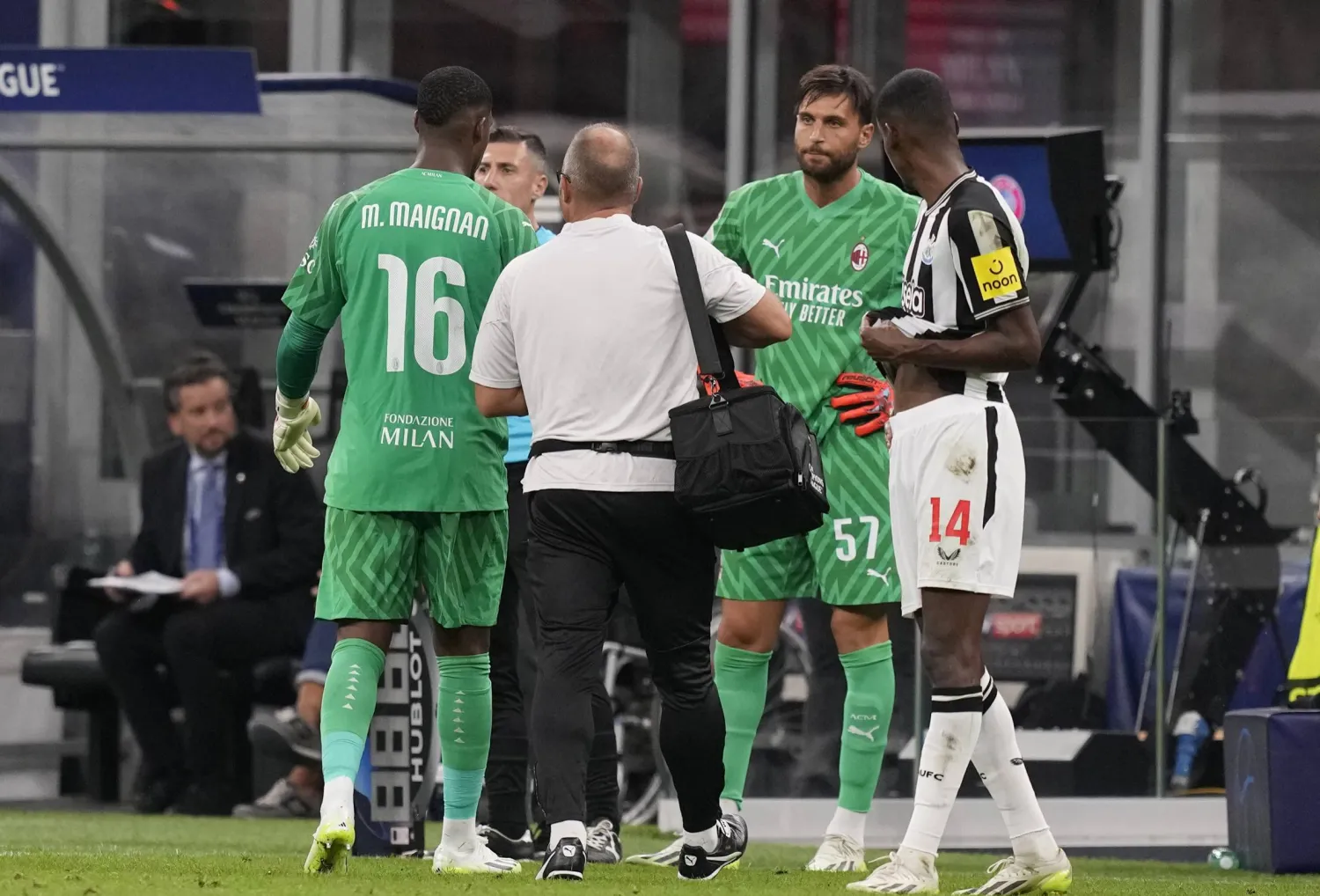 استبدال الحارس مايك ماينان ودخول سبورتيلو خلال المواجهة التي جمعتهما بنيوكاسل في الدوري الأوروبي (أ.ب)