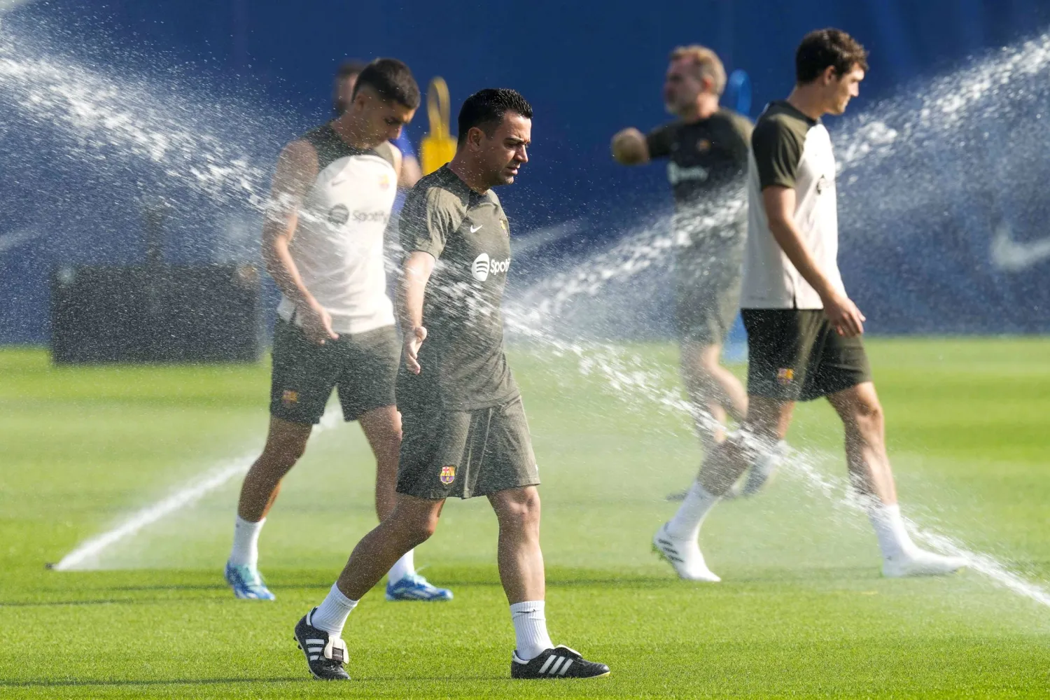 تشافي المدير الفني لبرشلونة يسعى جاهداً لاستعادة لاعبيه المصابين قبل الكلاسيكو (إ.ب.أ)