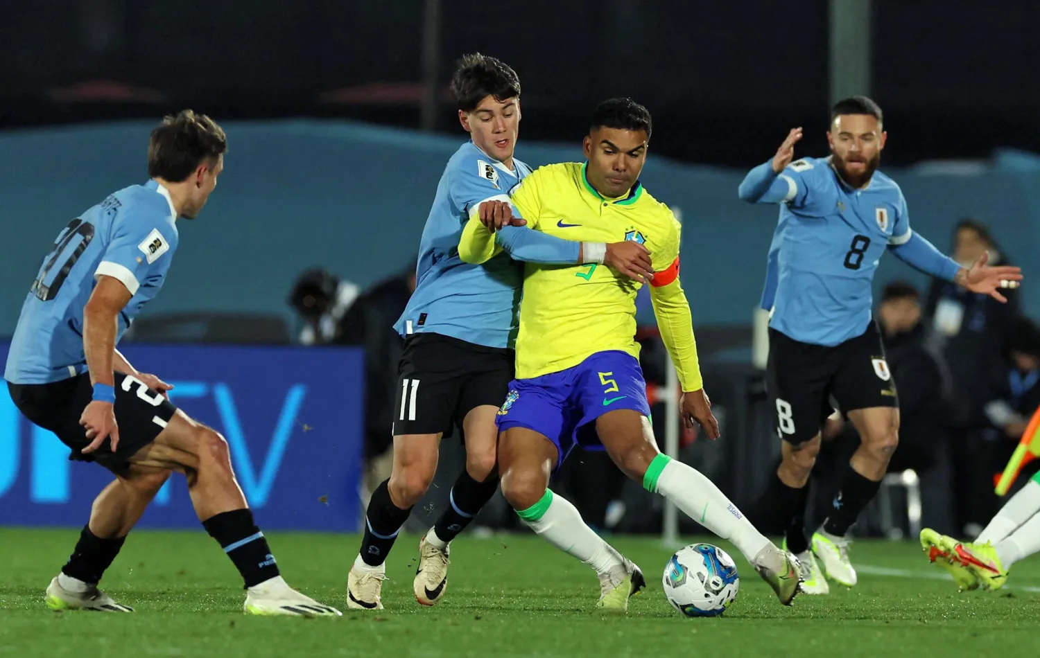 كاسيميرو خلال مشاركته منتخب بلاده أمام الباراغواي في التصفيات المؤهلة لكأس العالم 2026 (أ.ف.ب)