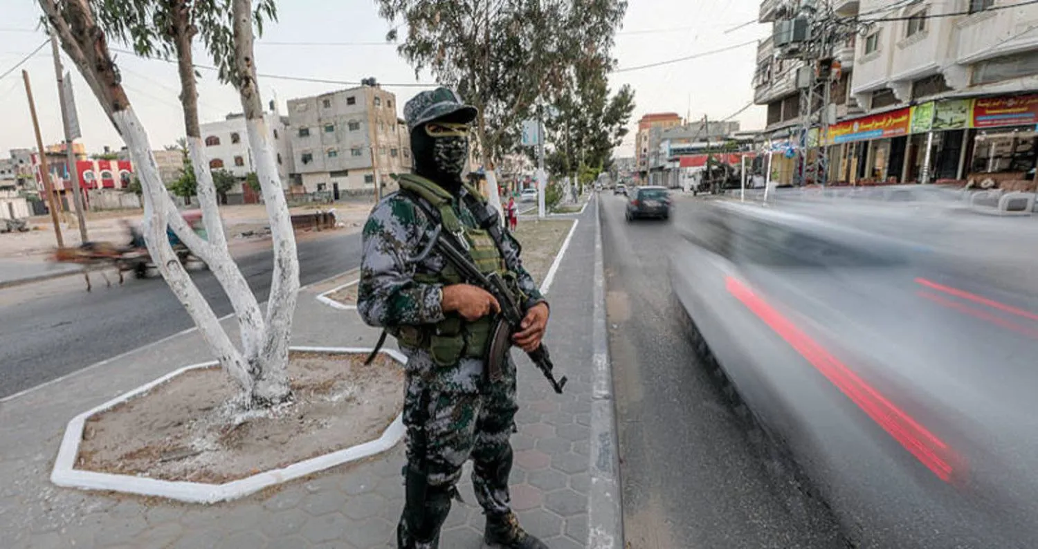 عنصر من «كتائب عز الدين القسام» في غزة (إ.ب.أ)
