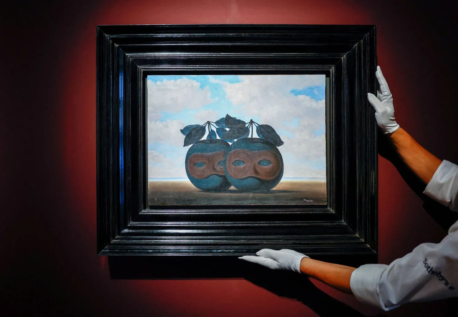 بيع لوحة رينيه ماغريت «لا فالس إيزيتاسيون» لقاء 11.117 مليون يورو (رويترز)