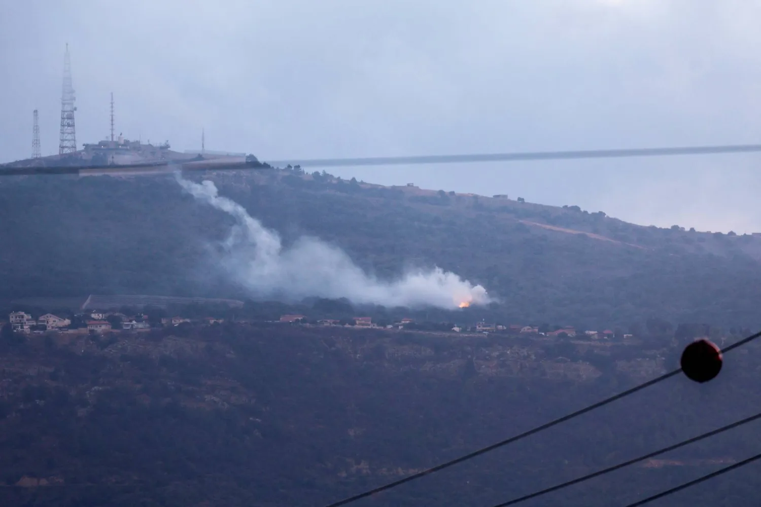 دخان يتصاعد من منطقة كيبوتس المنارة بسبب صاروخ أطلق من الجانب اللبناني من الحدود (إ.ب.أ)