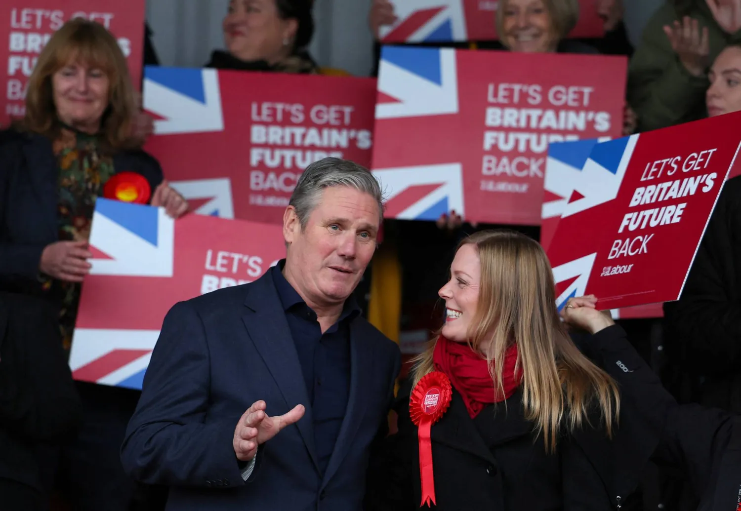 كير ستارمر برفقة سارة إدواردز التي فازت بمقعد دائرة تامورث (رويترز)