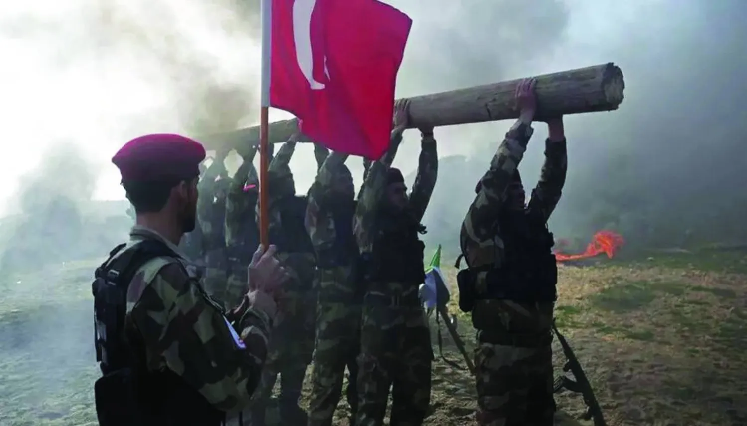 عناصر من «الجيش الوطني السوري» الموالي لتركيا خلال تدريبات على محاور التماس مع «قسد» والنظام في ريف حلب (الشرق الأوسط)