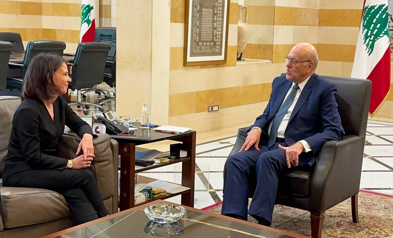 رئيس حكومة تصريف الأعمال في لبنان نجيب ميقاتي خلال لقائه مع وزيرة الخارجية الألمانية أنالينا بيربوك (د.ب.أ)