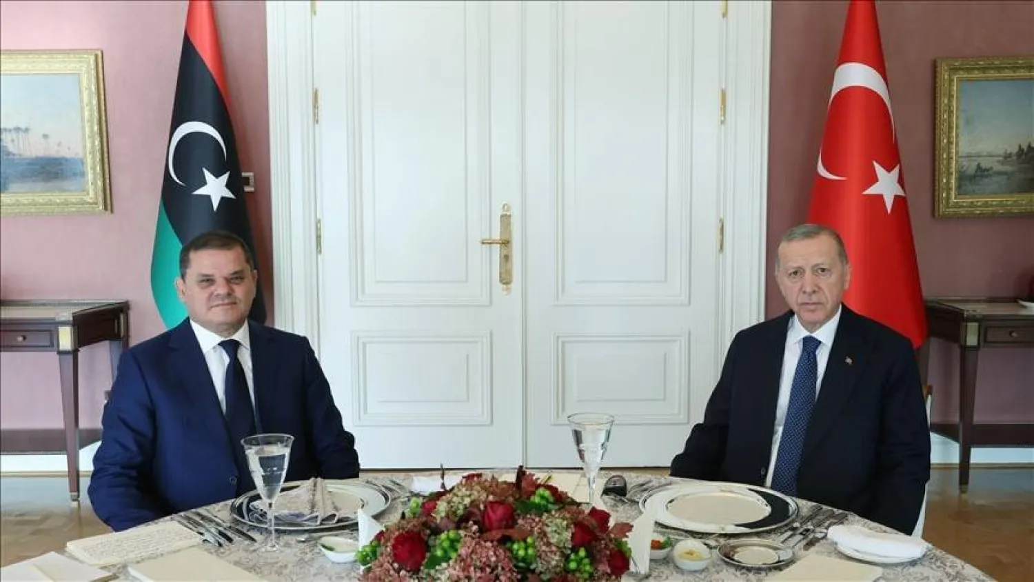 إردوغان خلال لقائه الدبيبة على مأدبة غداء في قصر وحيد الدين في إسطنبول (الرئاسة التركية)