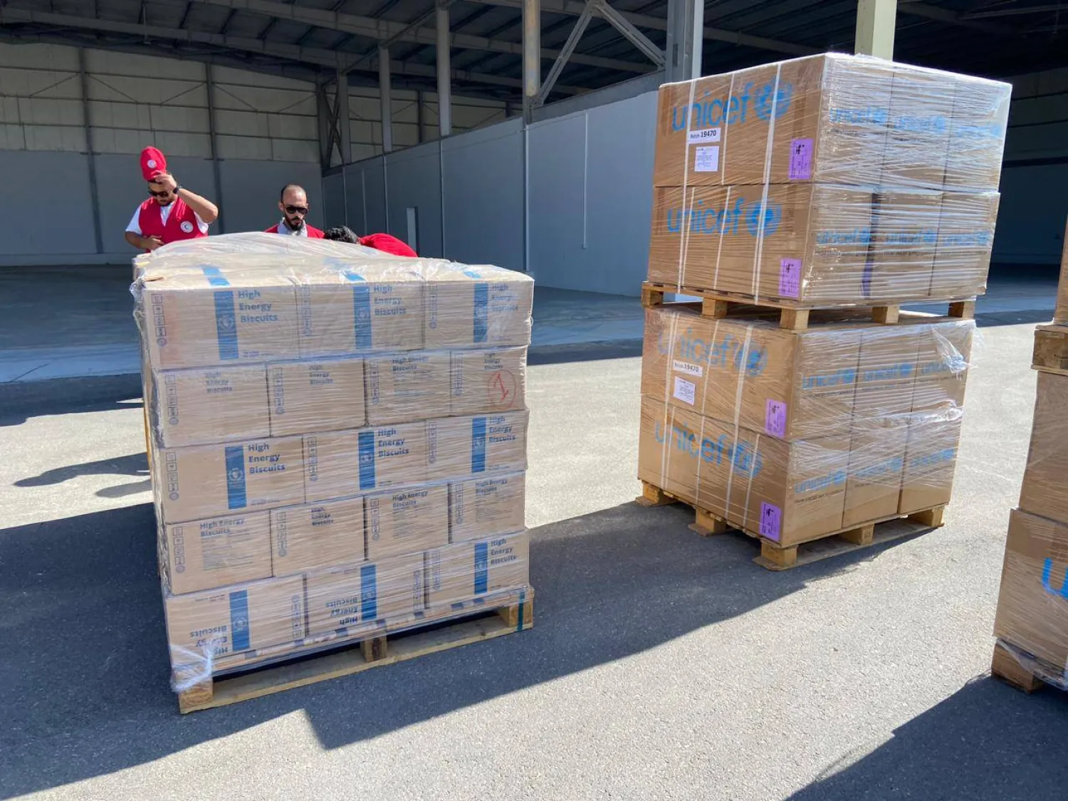 شحنات من «برنامج الأغذية العالمي» في مطار العريش بانتظار فتح ممر إنساني لتوصيلها لقطاع غزة (برنامج الأغذية العالمي على «إكس»)