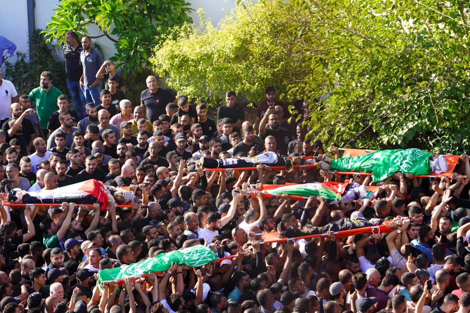 حشود في تشييع ستة فلسطينيين قُتلوا اليوم الجمعة في هجوم إسرائيلي على مخيم نور شمس بطولكرم شمال الضفة الغربية (أ.ف.ب)