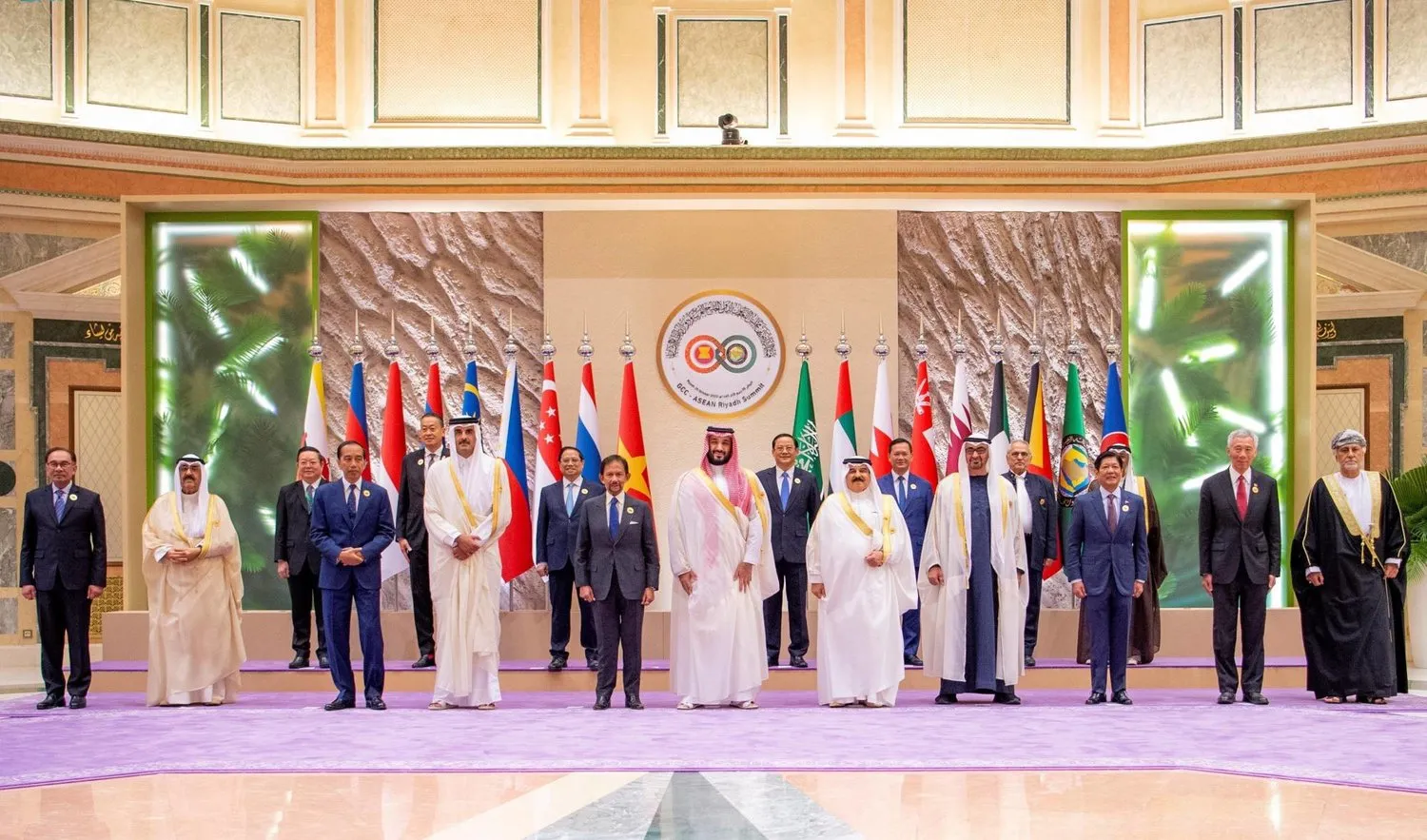 Riyad’da yapılan ASEAN-KİK Zirvesi öncesinde ülkelerin liderlerin ve heyet başkanları hatıra fotoğrafı çektirdi. (SPA)