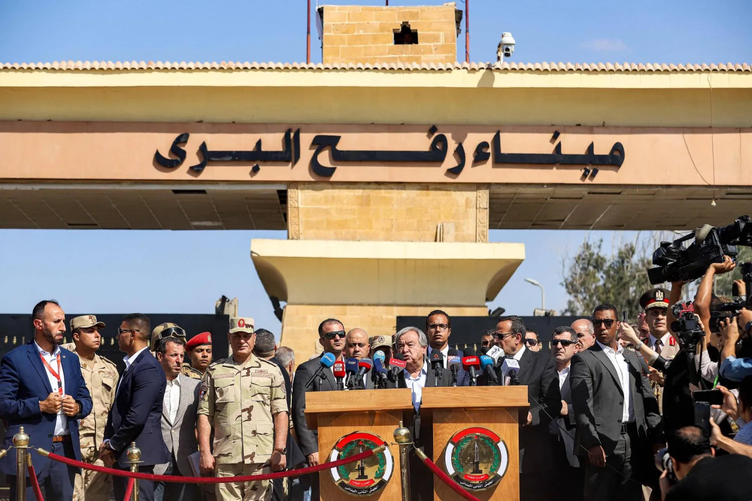 الأمين العام للأمم المتحدة أنطونيو غوتيريش يتحدث للصحافيين أمام معبر رفح أمس (أ.ف.ب)