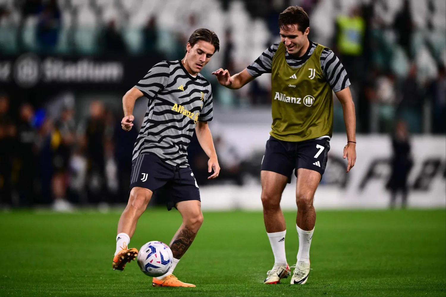 فاجولي (يسار) سيغيب عن يوفنتوس سبعة أشهر لتورطه في فضيحة مراهنات (ا ف ب)