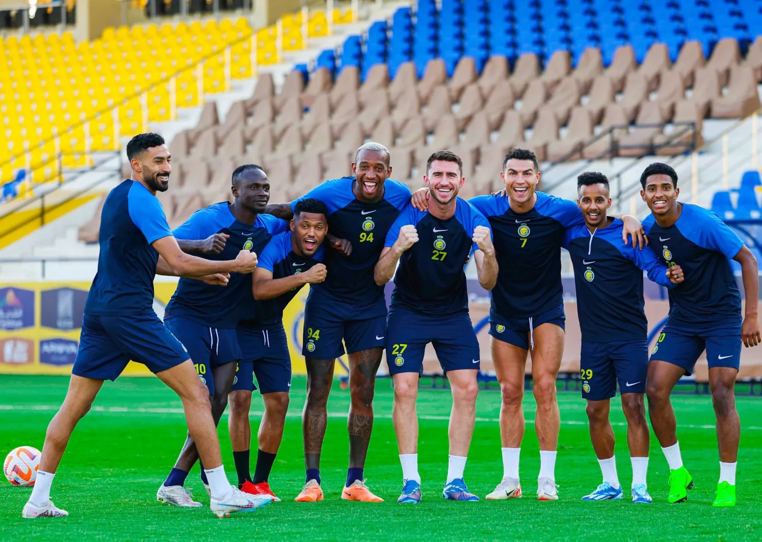 لاعبو النصر في لقطة مرحة خلال التدريبات الأخيرة (نادي النصر)