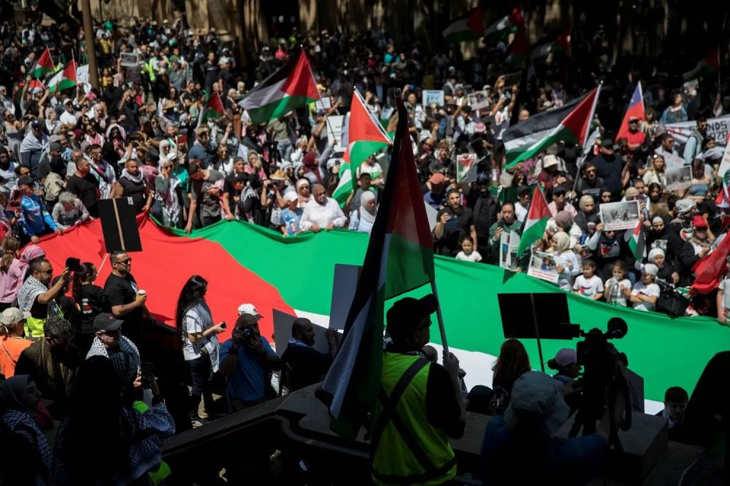 People demonstrate in support of Palestinians in Gaza as the conflict between Israel and Hamas continues, in Sydney, Australia, Saturday, October 21 2023. (AAP/Reuters)