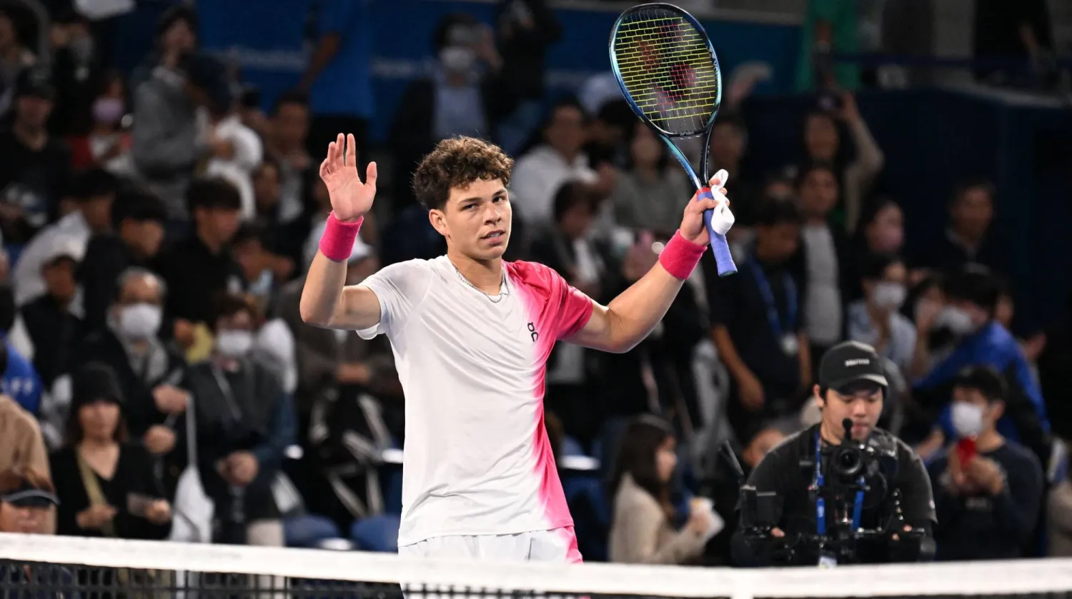 الأميركي بن شيلتون يحتفل بفوزه على مواطنه ماركوس غيرون (أ.ف.ب)