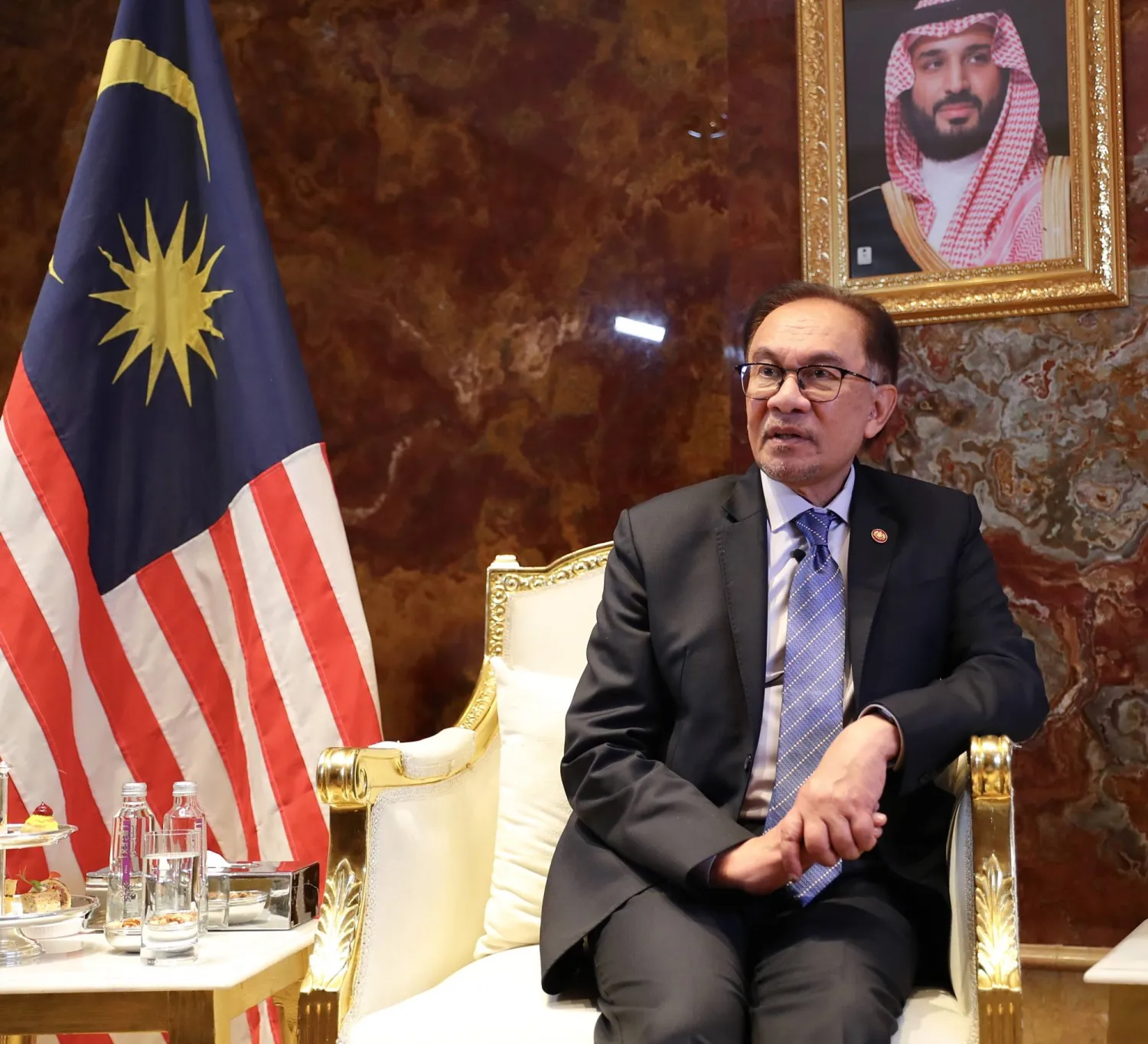 رئيس الوزراء الماليزي أنور إبراهيم لدى حديثه مع «الشرق الأوسط» (تصوير: عبد العزيز الزومان)
