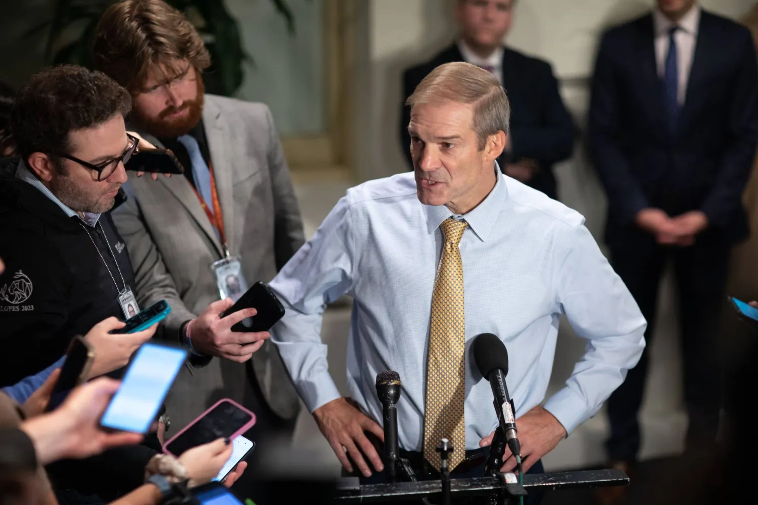 جيم جوردان مخاطباً الصحافيين بعد استبعاده من سباق رئاسة مجلس النواب (د.ب.أ)