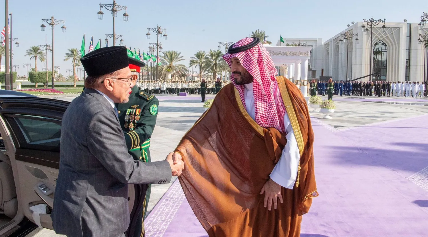 الأمير محمد بن سلمان لدى استقباله أنور إبراهيم رئيس وزراء ماليزيا لحظة وصوله قصر اليمامة بالرياض (الشرق الأوسط)
