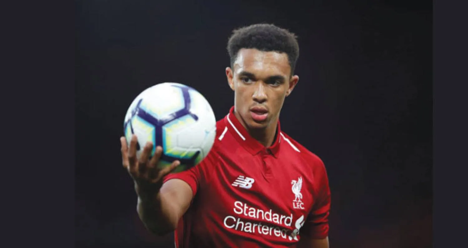 ألكسندر أرنولد مدافع ليفربول تعرض لحادث سير بسبب الظروف الجوية (رويترز)