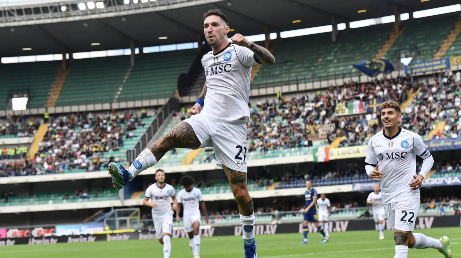 ماتيو بوليتانو لاعب نابولي يحتفل بتسجيل هدفه الأول (رويترز)