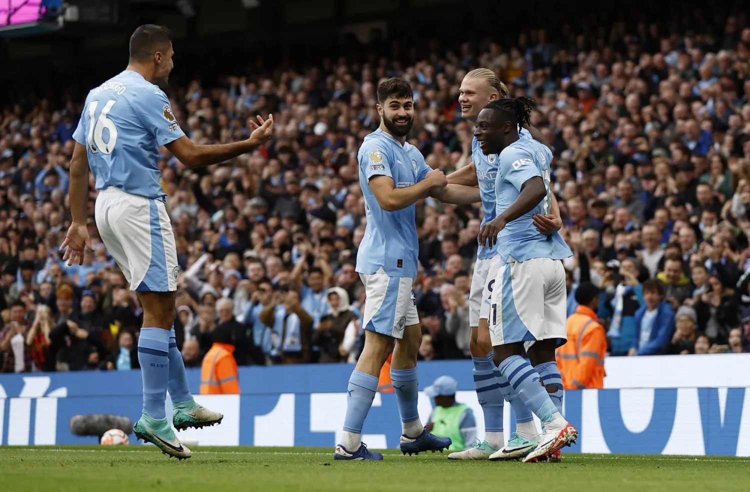 هالاند لاعب مانشستر سيتي يحتفل بتسجيل هدفه الثاني مع زملائه في الفريق (رويترز)