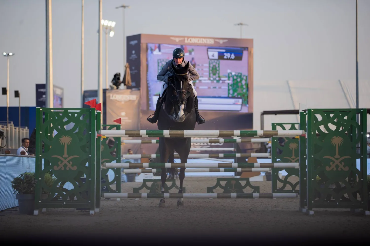 من منافسات بطولة لونجين العالمية لقفز الحواجز في الرياض العام الماضي (الشرق الأوسط)
