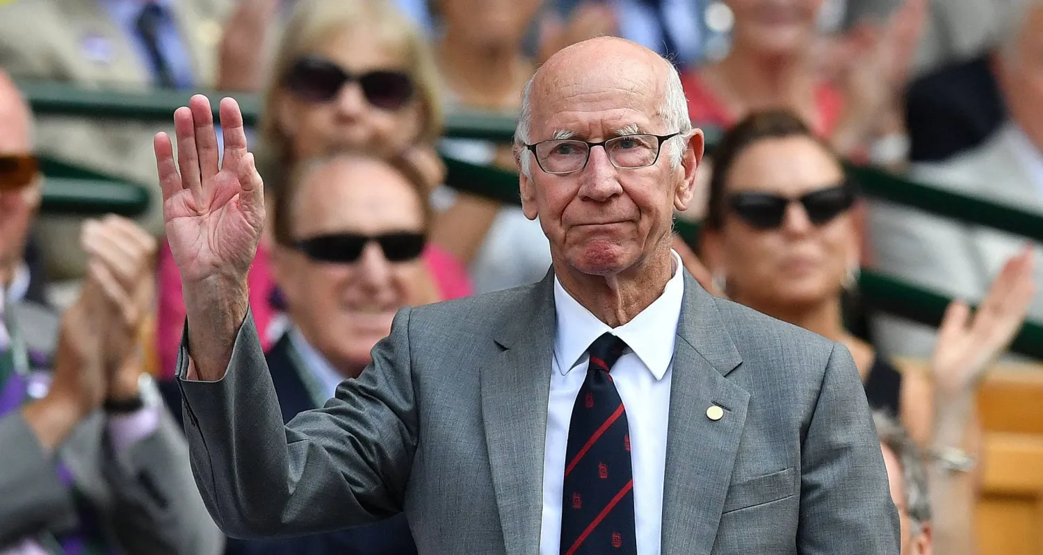 أسطورة المنتخب الإنجليزي بوبي تشارلتون توفي عن عمر يناهز الـ86 عاماً (أ.ف.ب)