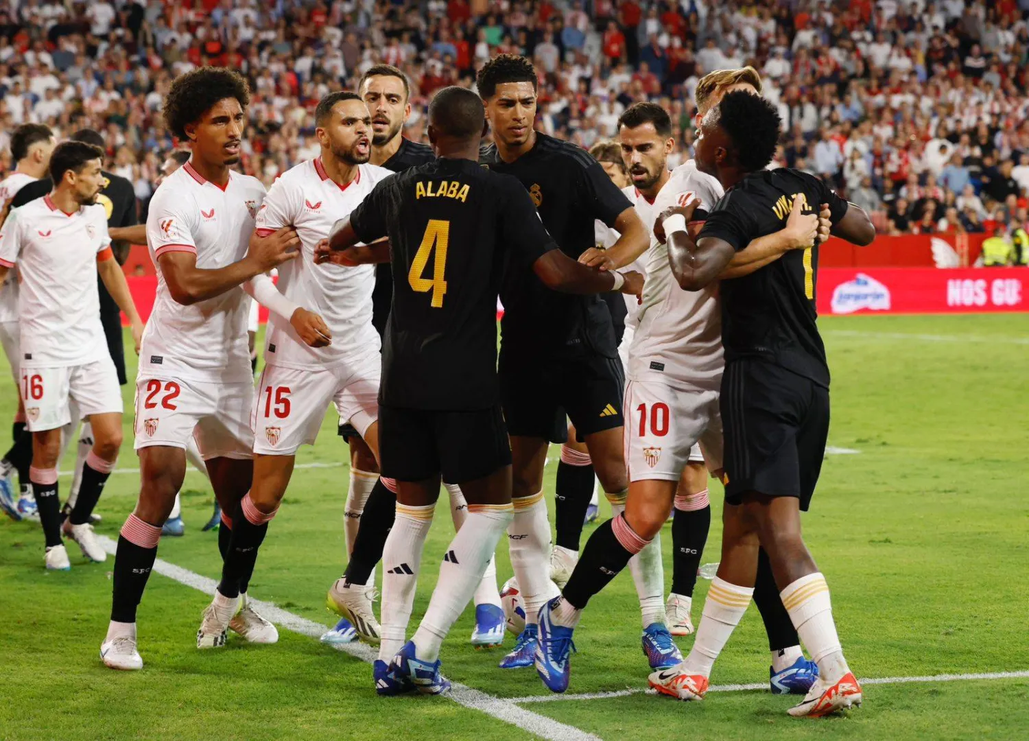 مباراة مشحونة جمعت إشبيلية والريال السبت (رويترز)
